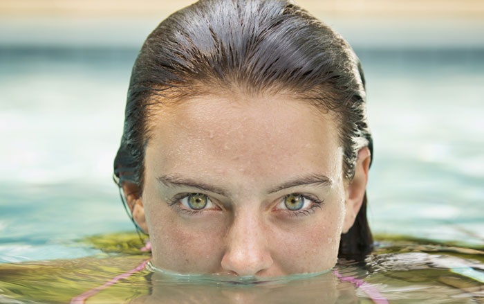 لنز چشم ضرر دارد؟