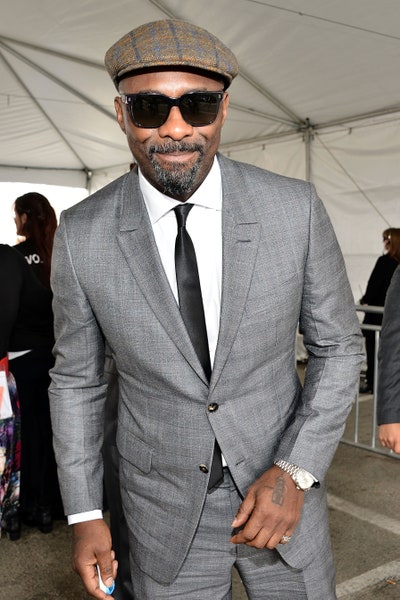 ست کردن عینک آفتابی با کت و شلوار