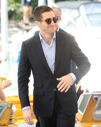 ست کردن عینک آفتابی با کت و شلوار