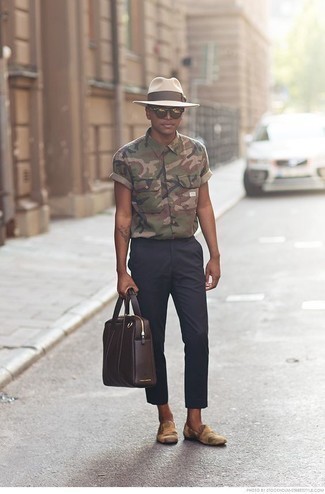 ست کردن عینک آفتابی با لباس مردانه