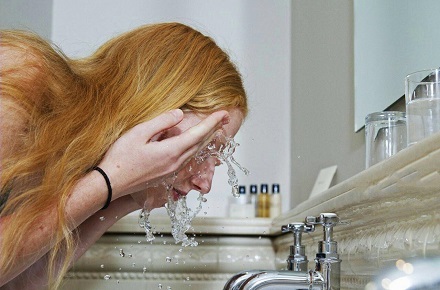 لنز را در معرض اب قرار ندهیم!