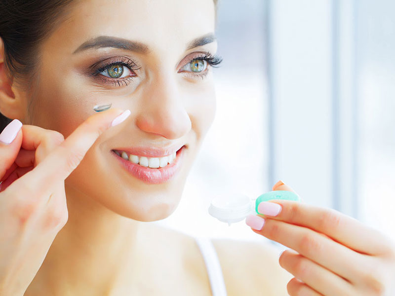 دلیل ضرورت گذاشتن لنز درون چشم پیش از آرایش!