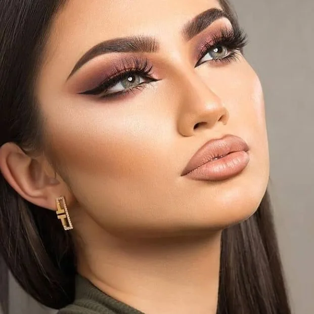 ارایش چشم با لنز طوسی عسلی