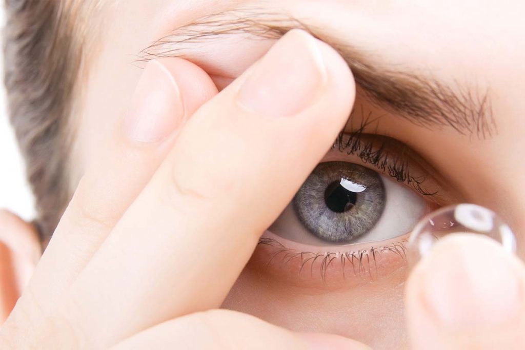 روش صحیح خارج کردن لنز از  چشم